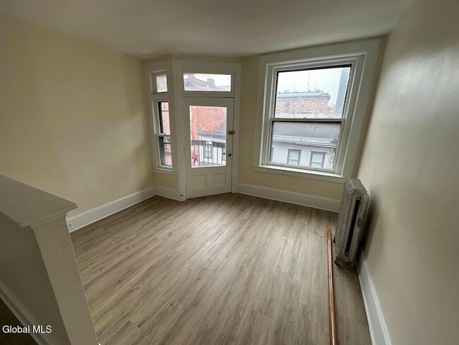 Building Photo - 16 Caroline St