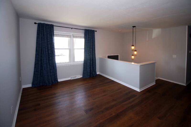 Building Photo - 106 N 1st St