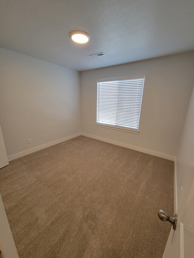 Building Photo - 1455 N 3860 W