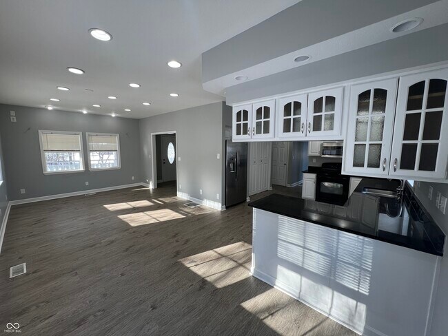 Building Photo - 5343 S Linwood Ave