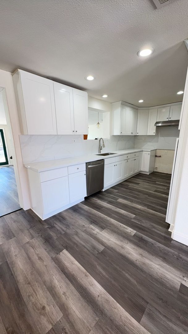 Building Photo - 4 BEDROOM, 3 BATH RANCH STYLE HOME