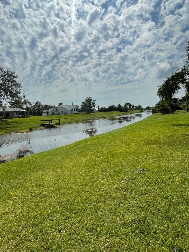 Building Photo - Beautiful and Spacious Rotonda West POOL home.