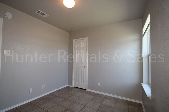 Building Photo - Modern Comforts & Great Location – Elms Ru...