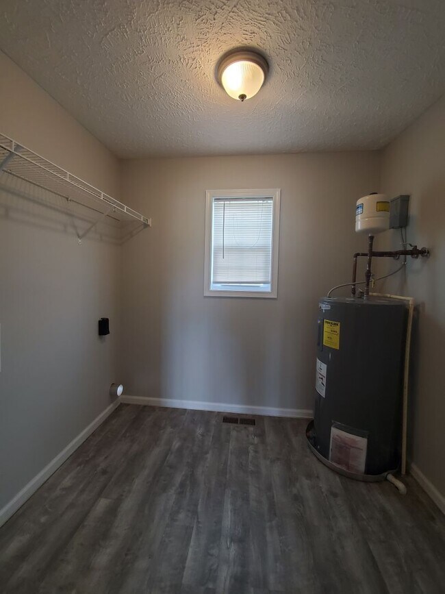 Building Photo - MOVE -IN SPECIAL $500 OFF
