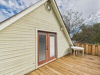 Building Photo - Cozy Apartment