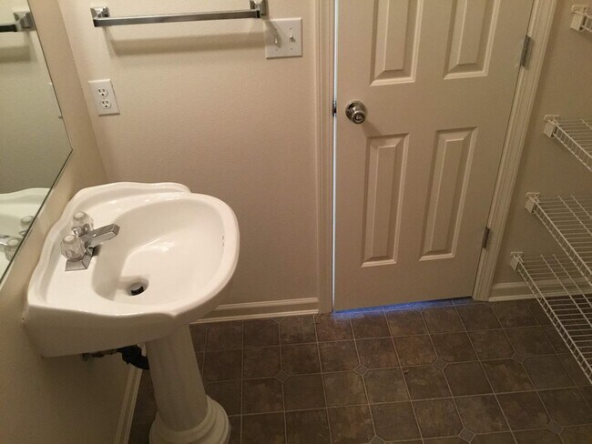 Building Photo - 3 Bedroom Home in Bethel-Danebo Area