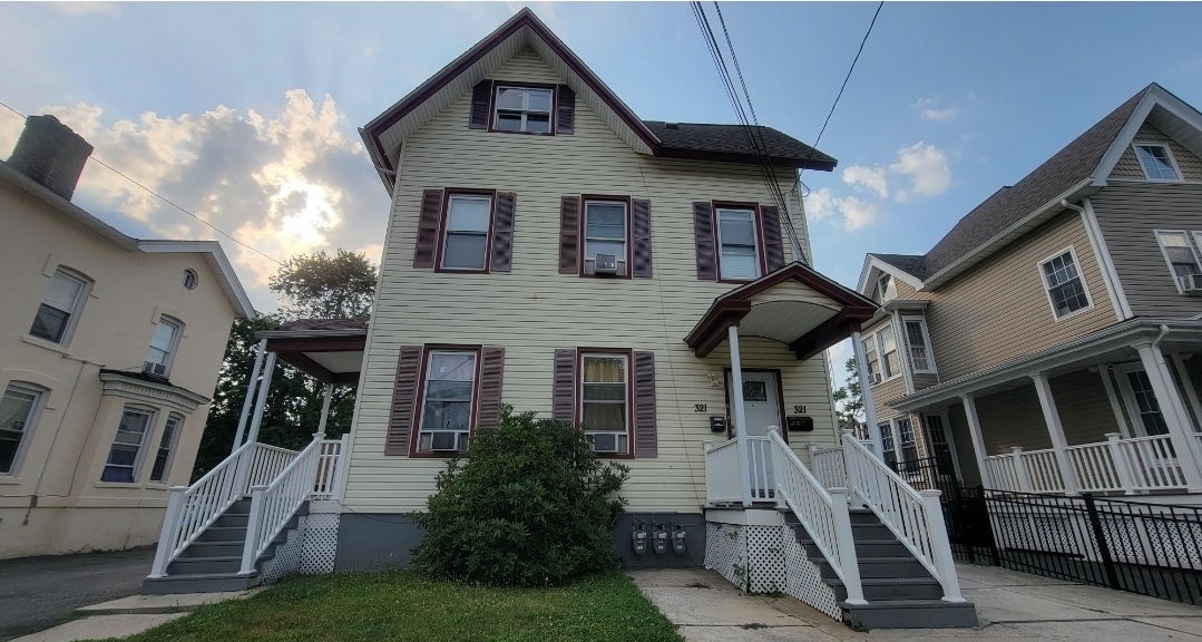 Building Photo - 321 E 7th St