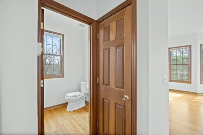 Building Photo - Silverton- Meticulous 4+ bedroom, 5ba, 2 car