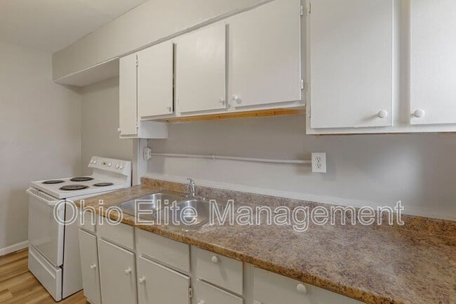 Building Photo - 987 Lilley Ave