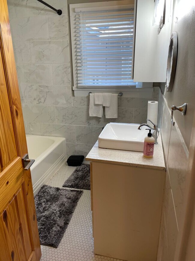 Building Photo - Beautiful 1 Bedroom in Highland