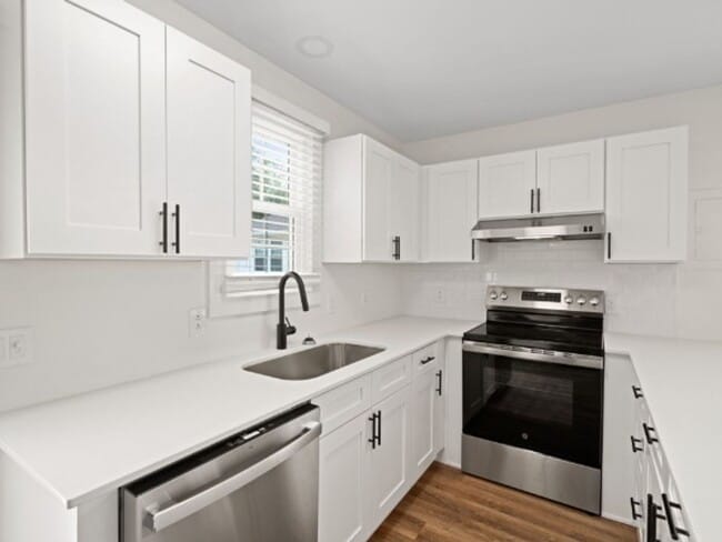 Building Photo - Completely Renovated 2BR, 1.5BA Duplex in West Nashville!