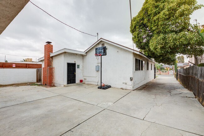 Building Photo - Spruce Ave Residences