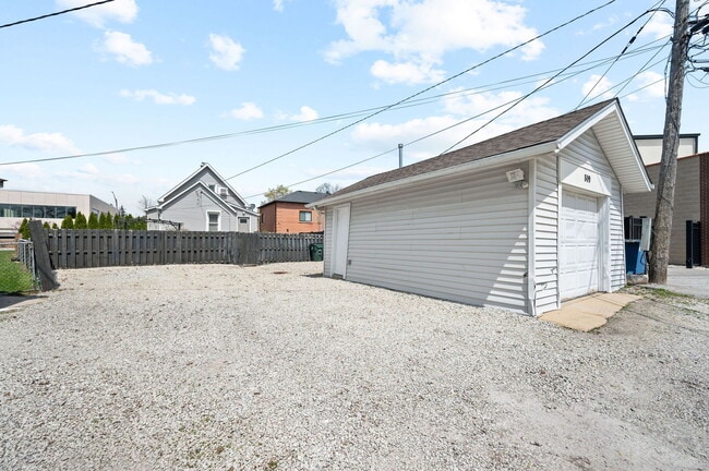 Building Photo - 809 W Touhy Ave
