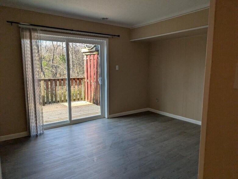 Living room and Deck - 105 Windy Cir