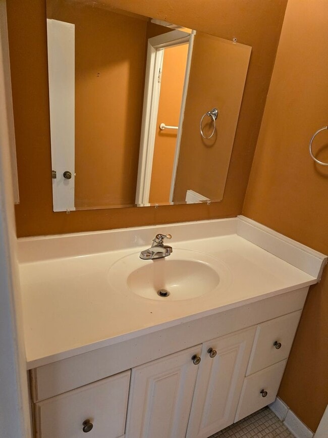 Building Photo - 2 bedroom 1.5 bath condo now available for rent in Dalton, Ga