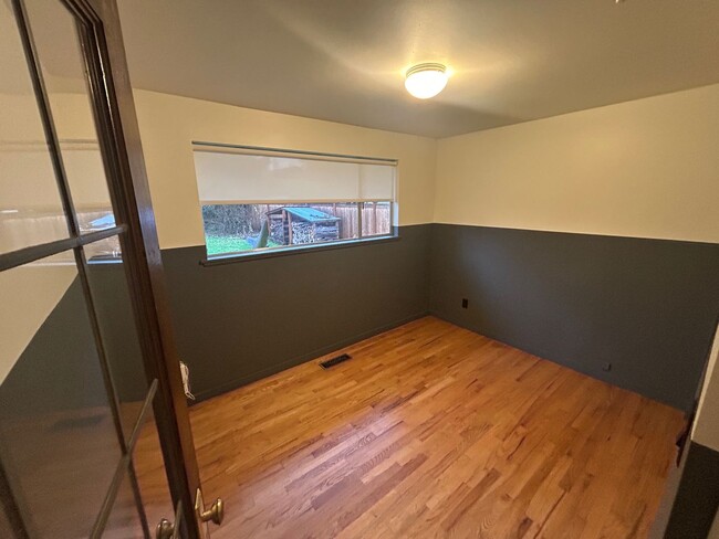 Building Photo - Fantastic 3 bedroom 1 bathroom rambler in ...