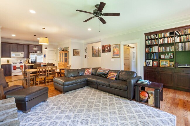 Building Photo - Beautiful 4/4 Plus Office, 4 Blocks From E...