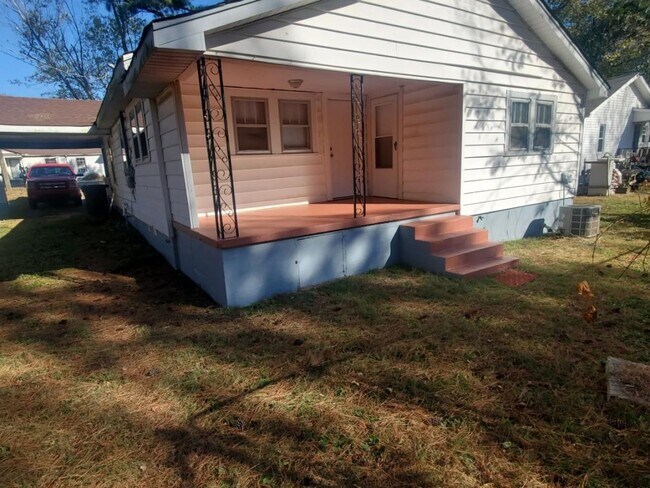 Building Photo - 305 Mountain View Dr NW