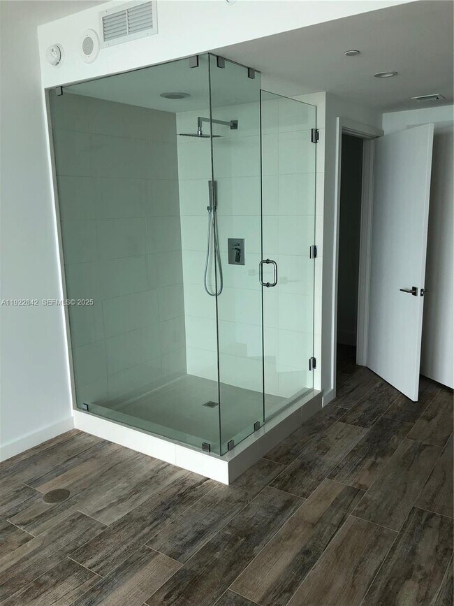 Building Photo - 650 NE 32nd St