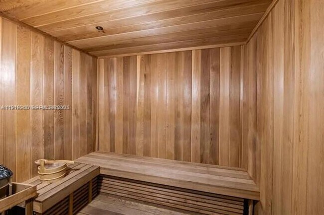 Building Photo - 1300 Brickell Bay Dr