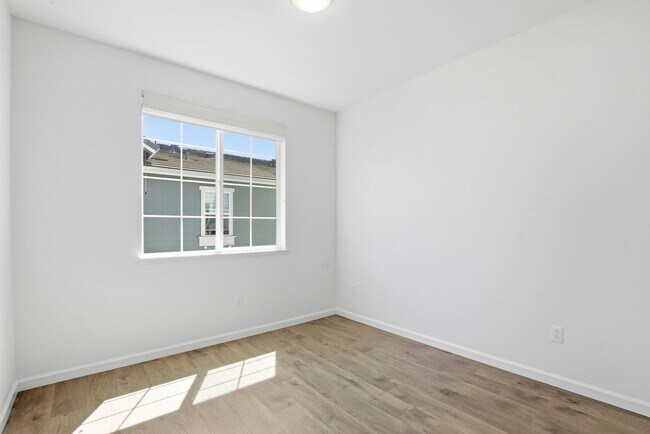 Building Photo - Spacious 3 Bed Townhome with Garage, A/C & Modern Finishes