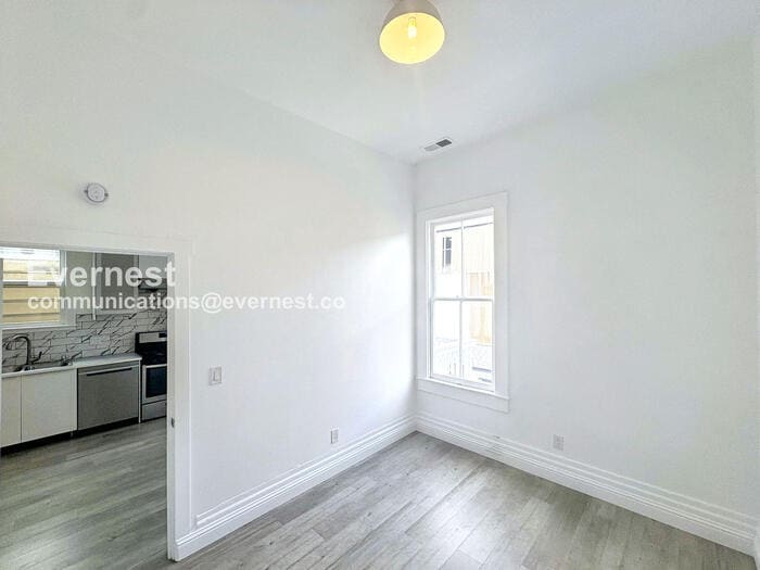 Building Photo - 905 Pine St