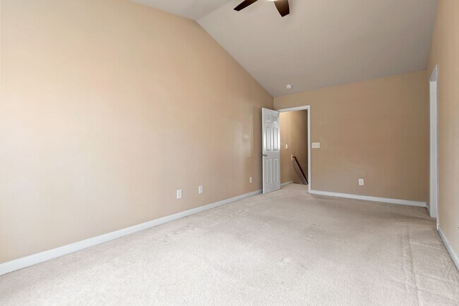 Building Photo - Two Bedroom Durham Townhouse: Available August 7th