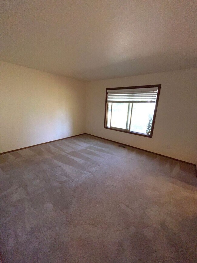 Building Photo - Cute Home with large yard in Hillsboro