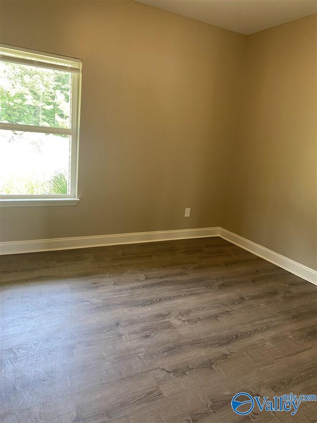 Building Photo - 223 Fern Bank Dr