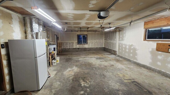 Building Photo - 3 bd 2ba Ranch Style Home with Fenced Yard, W/D in Unit, Fireplaces & 2 Car Garage!