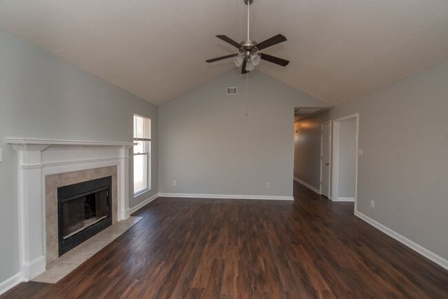 Building Photo - Charming Pepperidge Home with Fireplace & Large Backyard