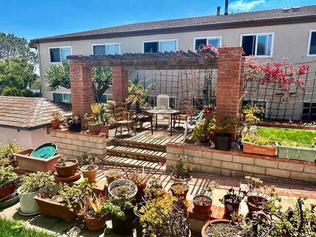 Building Photo - Charming 2 Bed / 2 Bath Coastal Retreat with Ocean Views in Ocean Beach