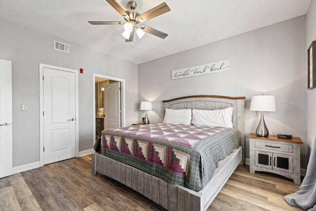 Building Photo - 124 Plaza Dr