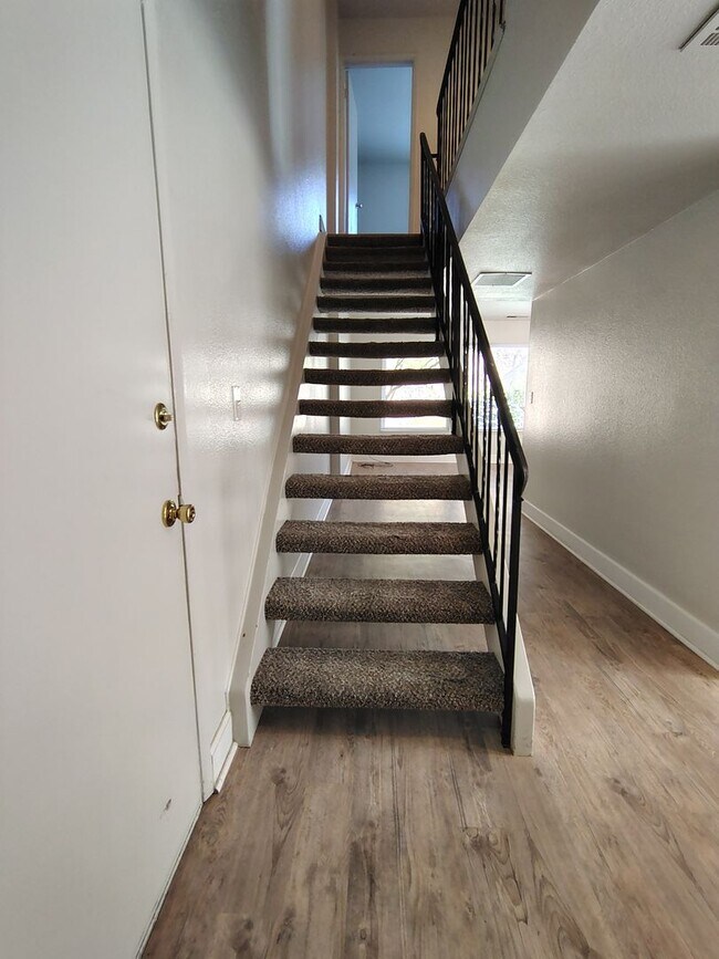 Building Photo - 939 Claremont Ct