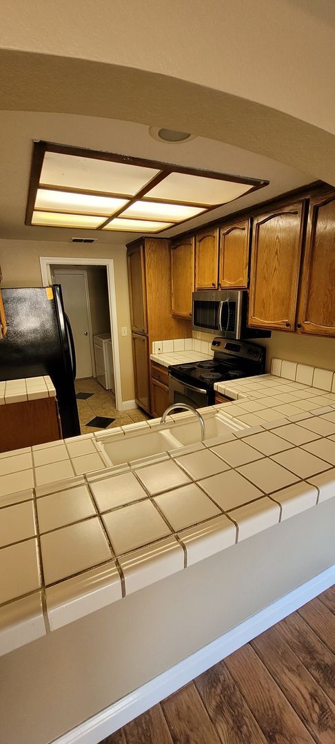 Building Photo - Move in ready w B-I pool