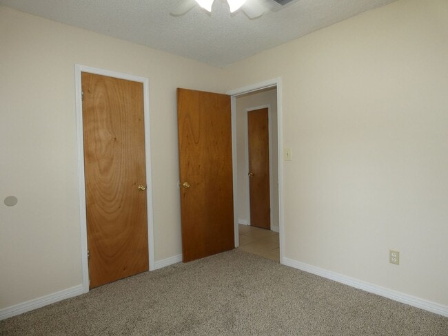 Building Photo - Comfortable/Affordable 3/1.5 - Pace