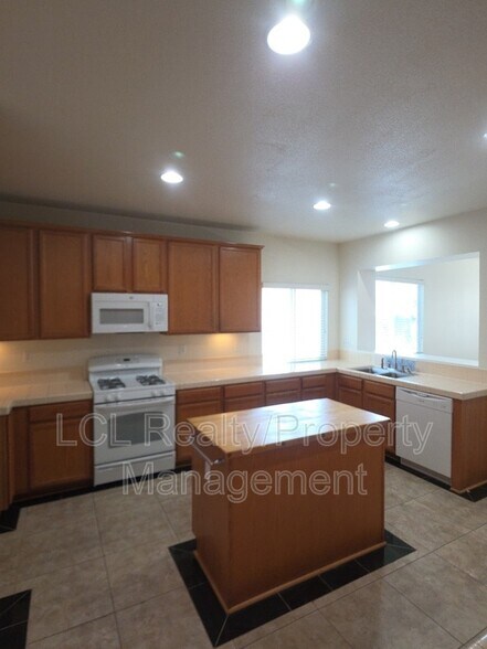 Building Photo - 12899 Oakdale St