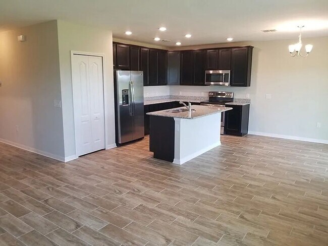 Building Photo - Beautiful 3 bedroom 2 bath home located in a quiet neighborhood