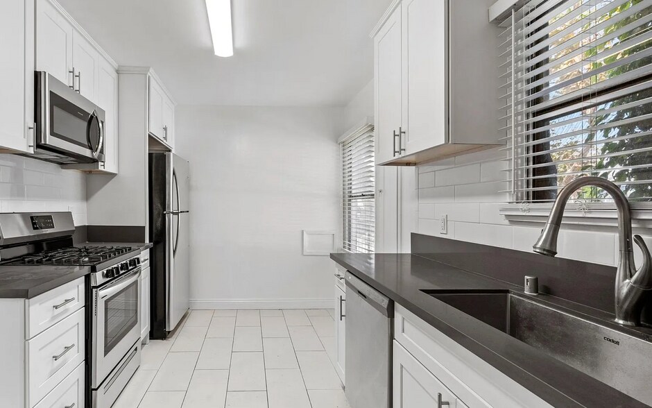 Building Photo - 5427 Kinston Ave