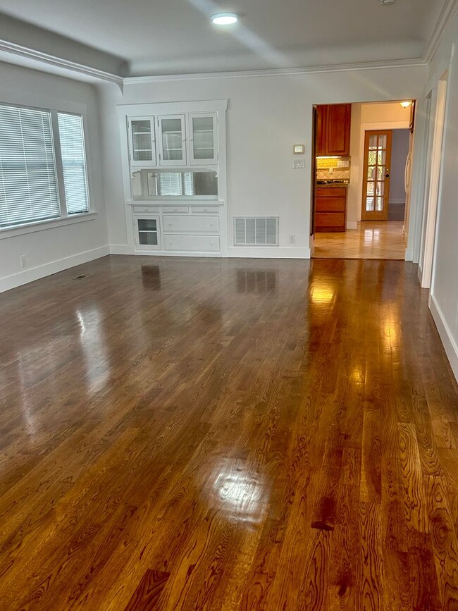 Building Photo - Fabulous vintage charm with all the modern...