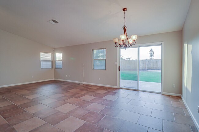 Building Photo - Home in NW Bakersfield!