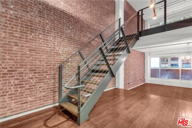 Building Photo - 510 S Hewitt St