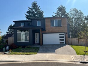 Building Photo - *Contemporary Home, Stylish Luxury, Central Air, Pet Friendly, Fenced Yard