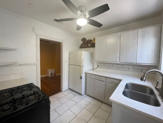 Building Photo - 1 bedroom duplex with washer and dryer