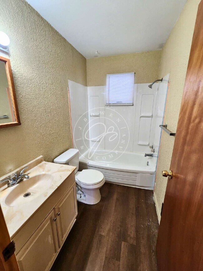 Building Photo - "Charming 2-Bedroom Retreat with Spacious 1000 Sq Ft in Toledo – Ideal for Comfortable Living!"