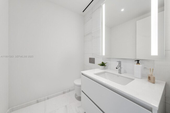 Building Photo - 300 Biscayne Blvd Way