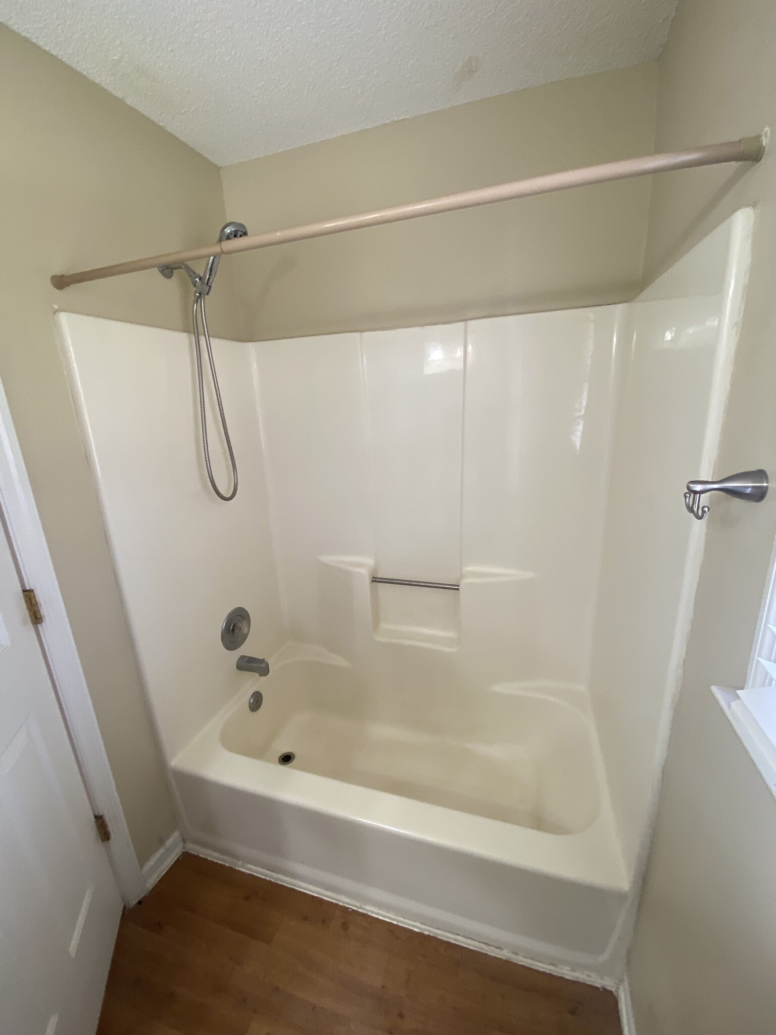 Upstairs full bathroom - 4201 E Emerald Dr NW