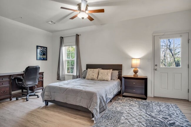 Building Photo - Luxury 4/BR, 2.5 bath townhouse