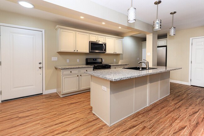 Building Photo - Single Story, Private Pool near the Art District