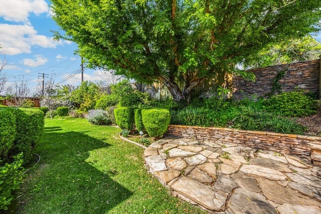 Building Photo - Adorable 3 Bed / 2 Bath Home w/ Detached 2 Car Garage